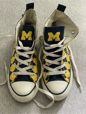 Skicks University of Michigan Sz 6M maze/blue argyle high top lace up sneakers
